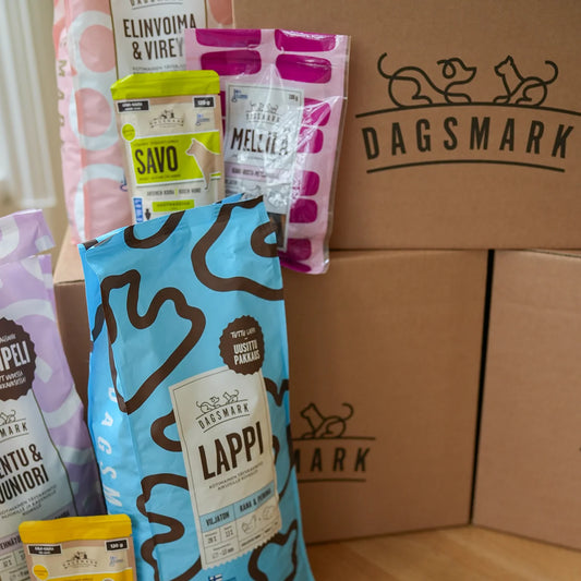 Dagsmarkin koiranruokapakkauksia ja verkkokaupan omia kuljetuslaatikoita